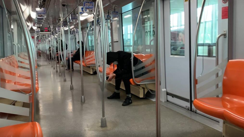 Fast leere Metro mittags um 13 Uhr in Shanghai