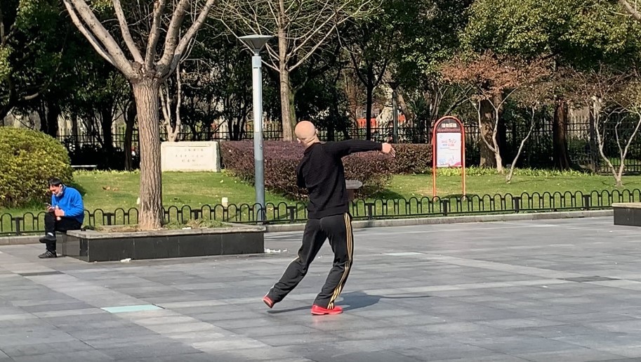 Einsamer Tänzer vor dem Zhongshan Park