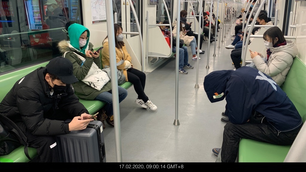 Metro Linie 2 in Shanghai zur rush hour mit freien Sitzplätzen