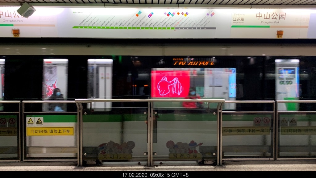 Shanghai Zhongshan Park Station: Leere Bahnsteige mit fast leeren Zügen, aber lehrreichen Videotafeln