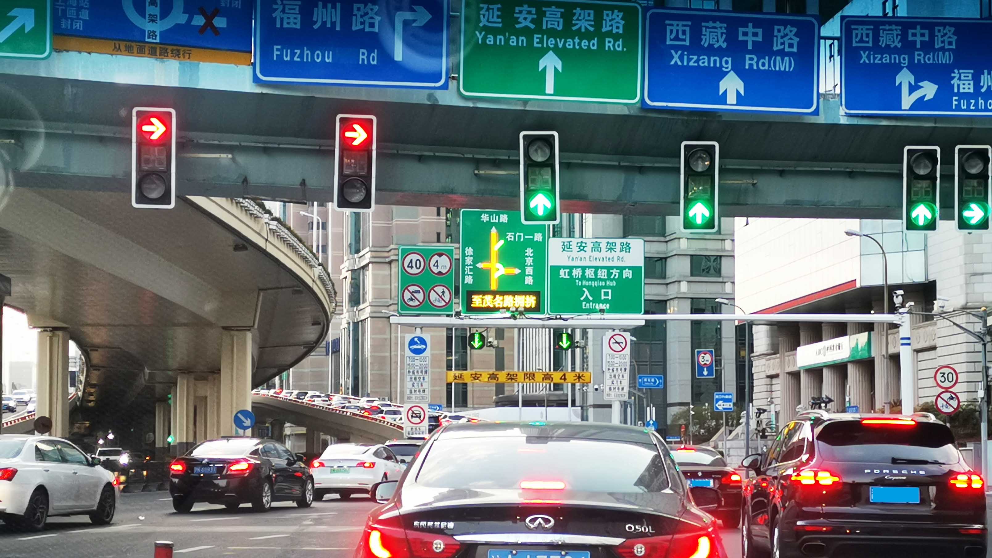 Shanghaier bevorzugen mit dem Auto zu fahren